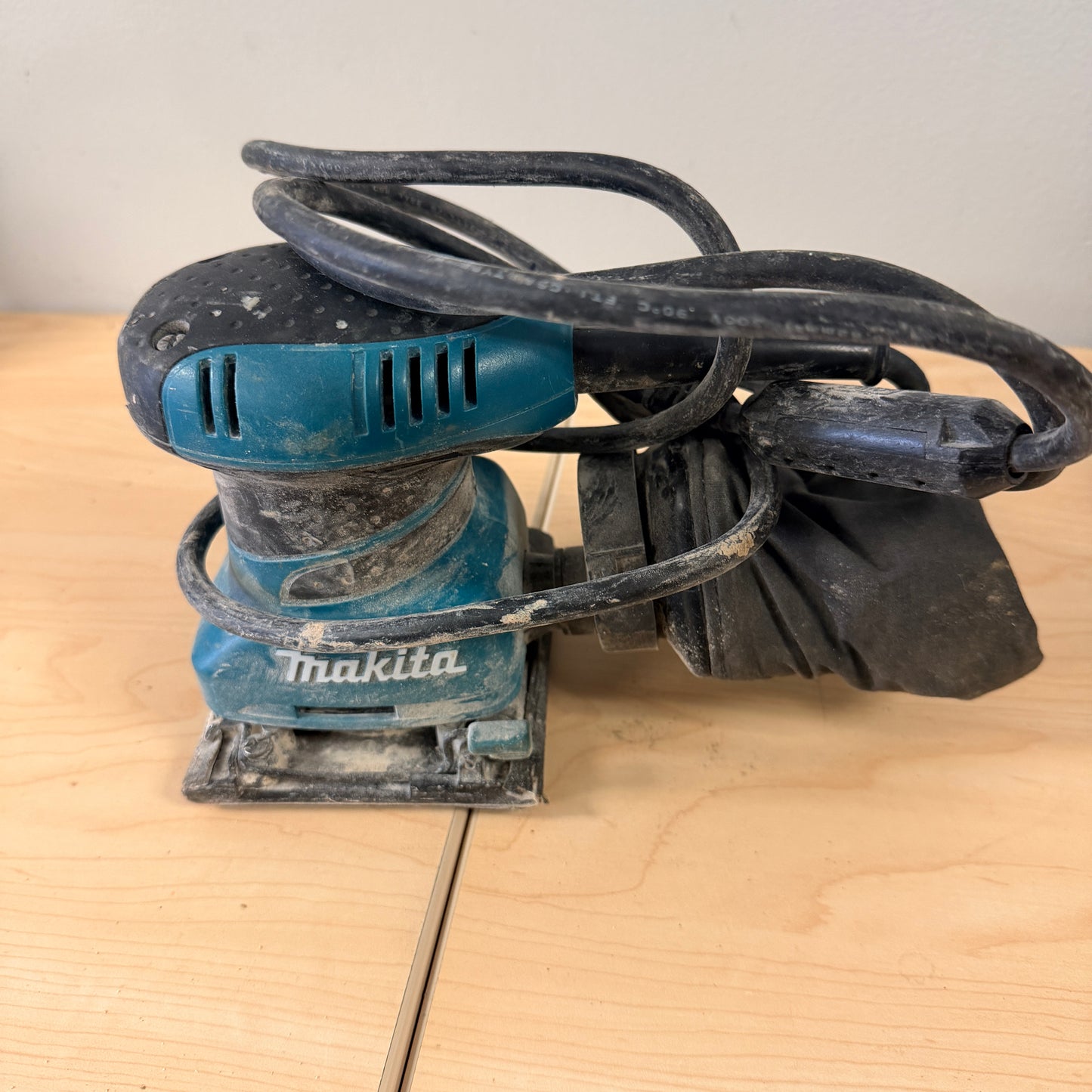 Makita 1/4 Sheet Palm Finishing Sander Electric Hand Sander w/ Dust Bag