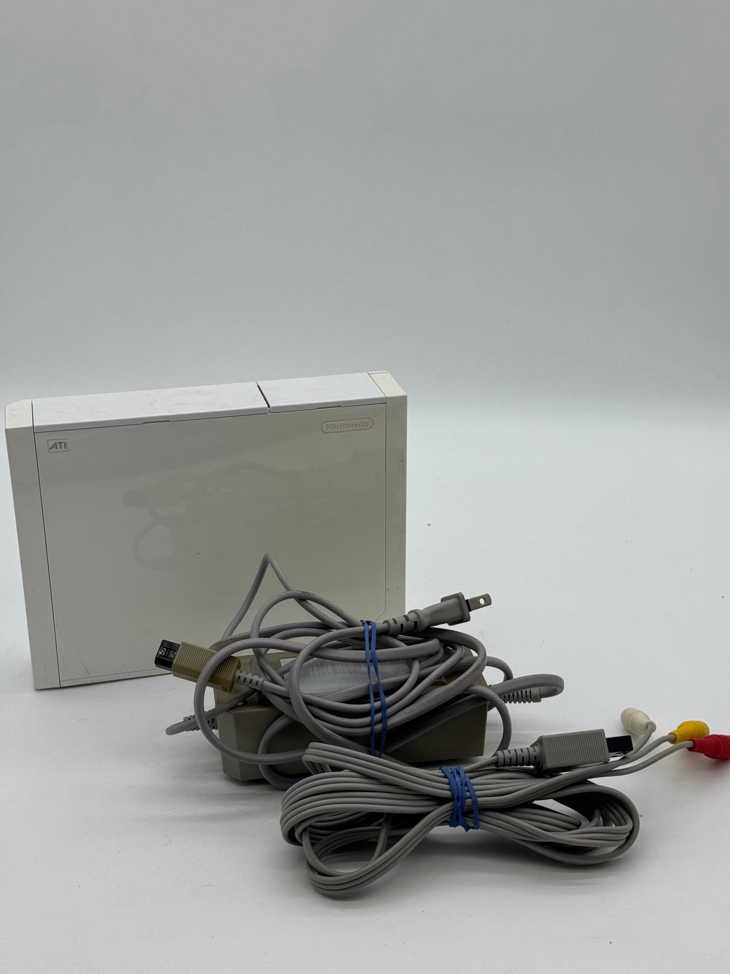 Nintendo Wii RVL-201 White Video Game System with 2 Controllers