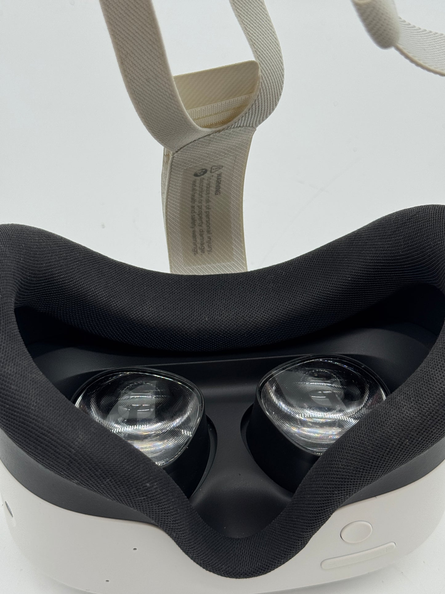 Oculus Quest 3S 128GB White Used Video Game System with 2 Controllers