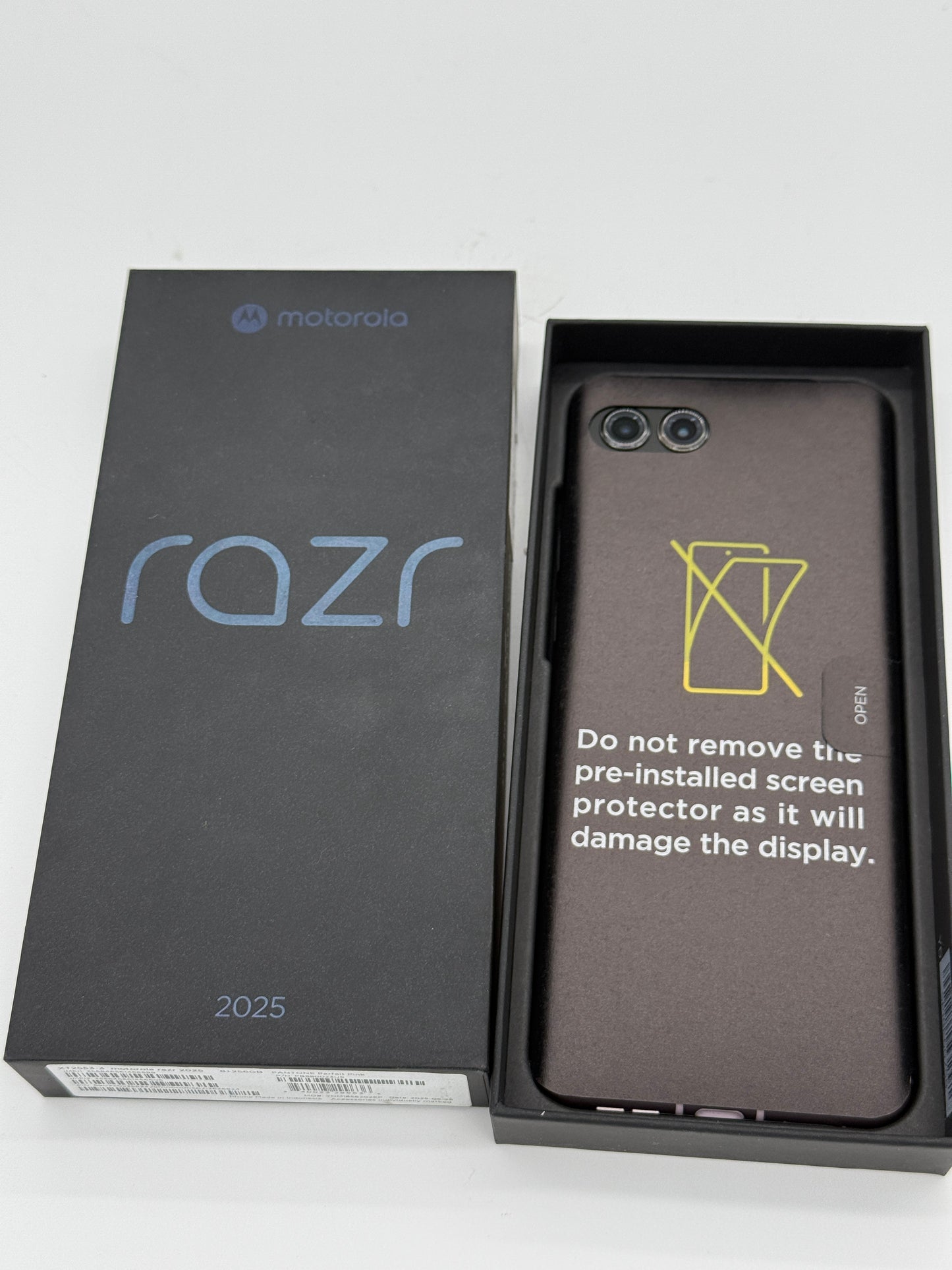 New Motorola razr 2025 (XT2553-3) Cell Phone - Pink - 256GB - Unlocked