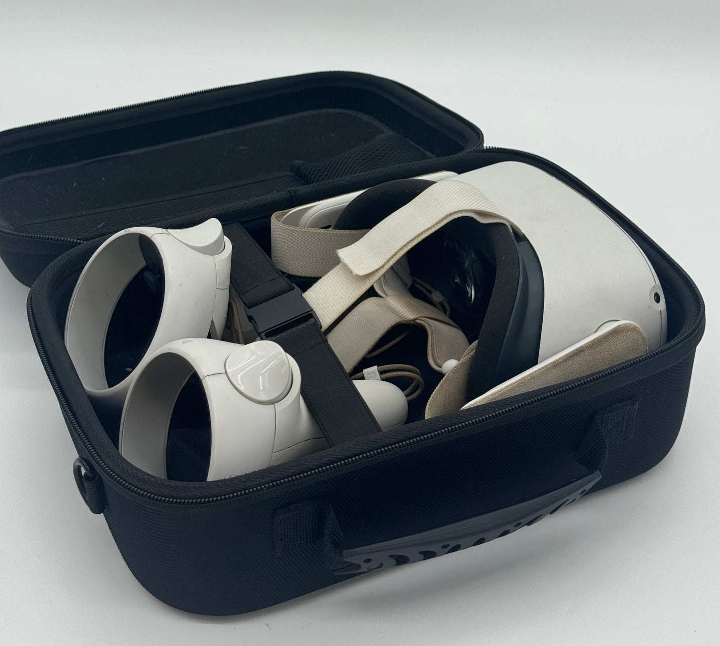 Meta Quest 2 128GB VR System / Left controller has stick drift
