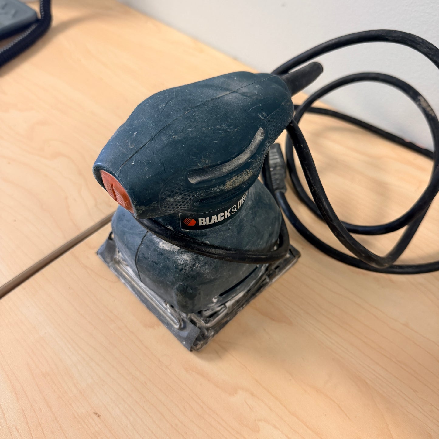 Black & Decker 1/4 Sheet Palm Finishing Sander Corded Electric 120V - Tested
