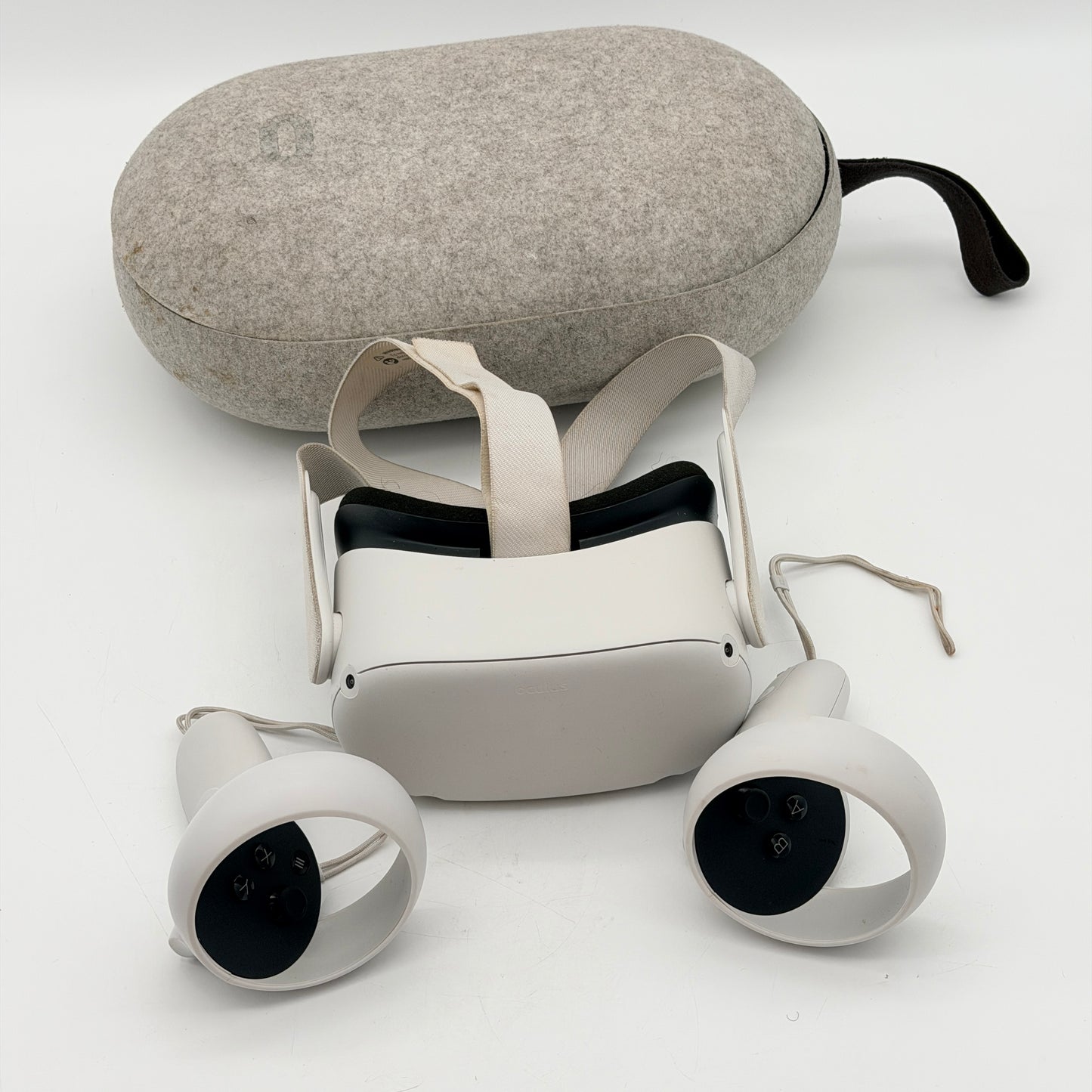 Meta Quest 2 128GB VR Headset White Bundle w/ Controllers & Case - Free Returns