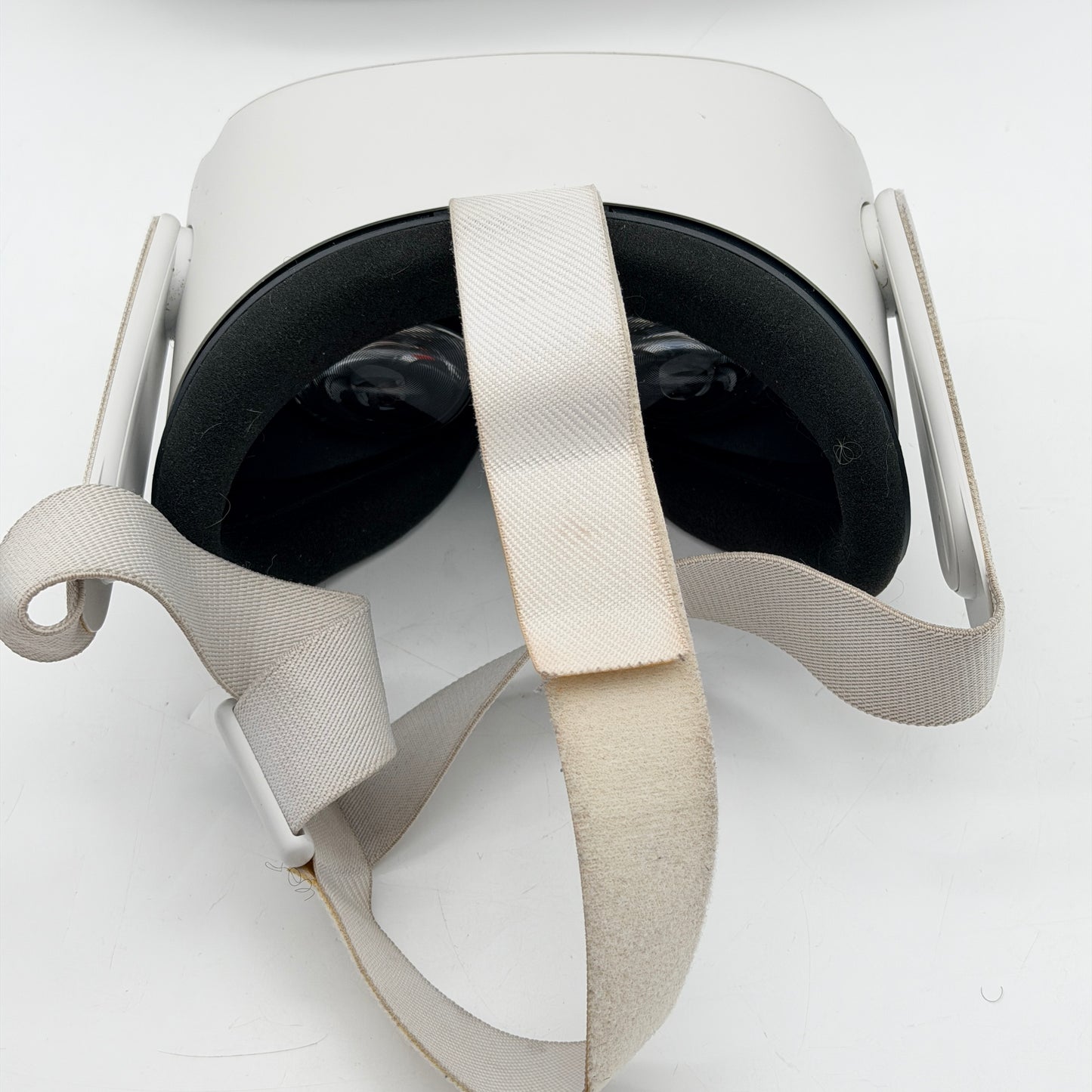 Meta Quest 2 128GB VR Headset White Bundle w/ Controllers & Case - Free Returns