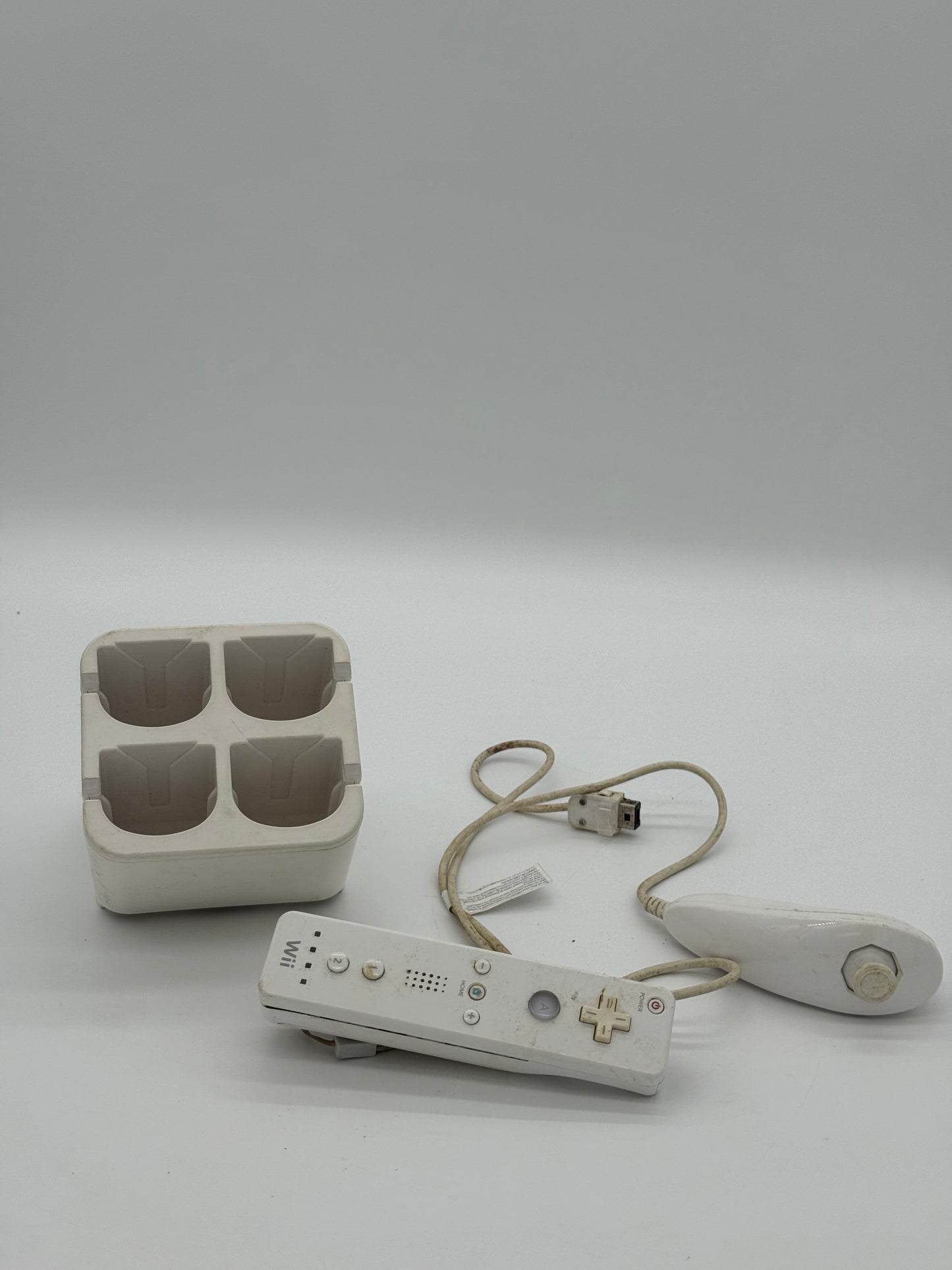 Used Nintendo Wii (RVL-001) 2006 - Complete with Controllers - Fair Condition - White