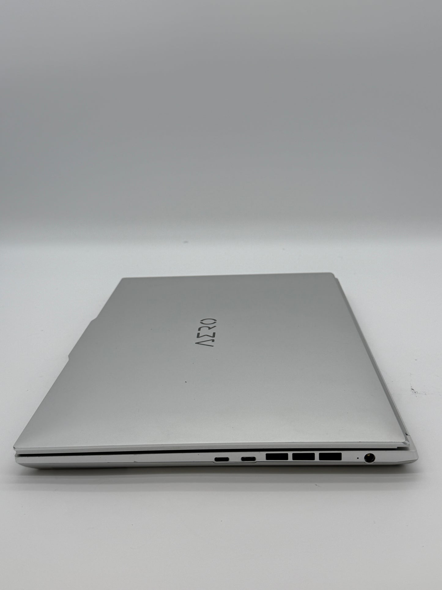 Gigabyte Aero 16 XE5 OLED Laptop i7-12700H 16GB 1TB RTX 3070Ti Gray