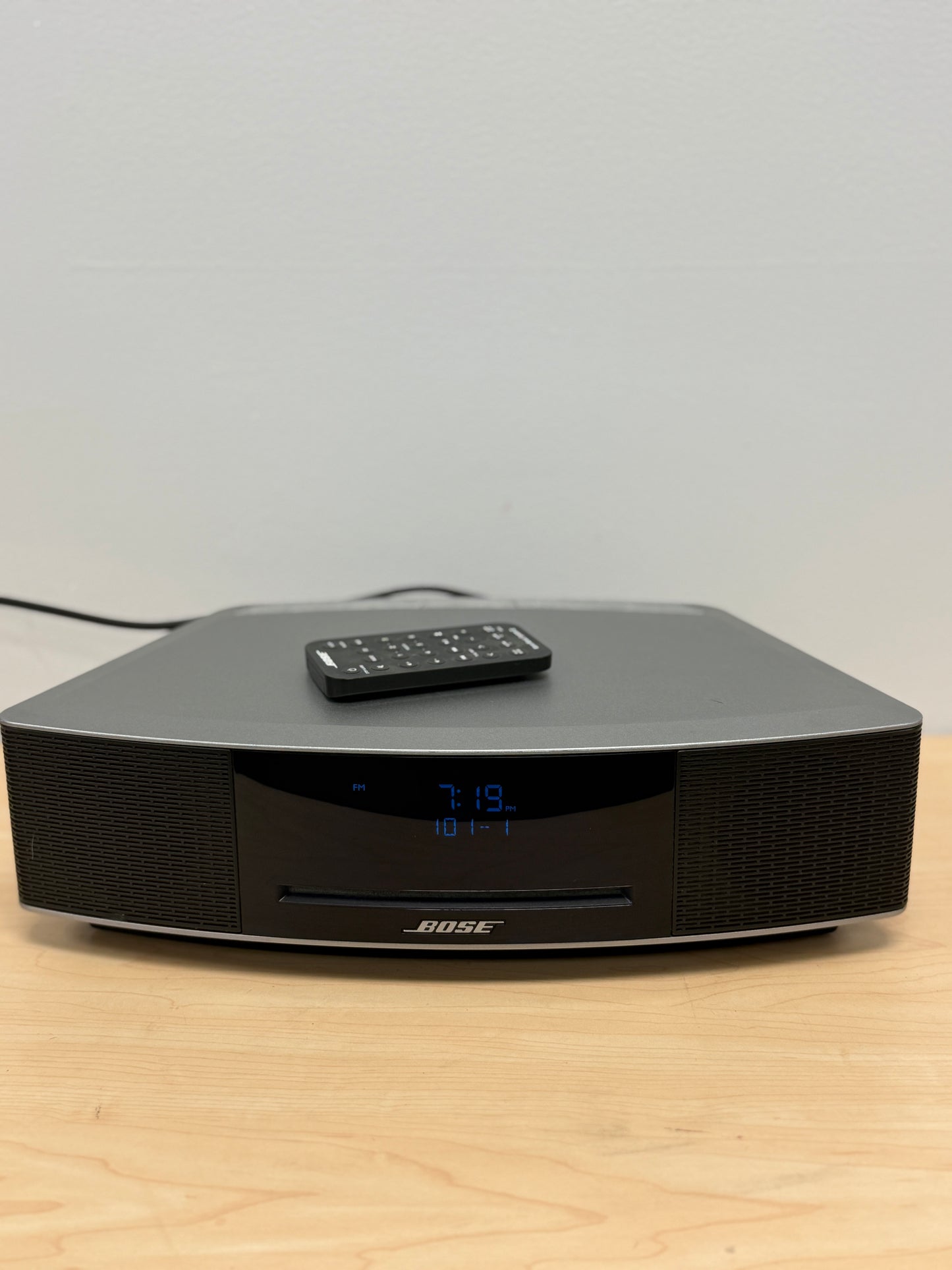 BOSE WAVE MUSIC SYSTEM IV / W/ REMOTE. !! AM FM RADIO WORKS PERFECTLY