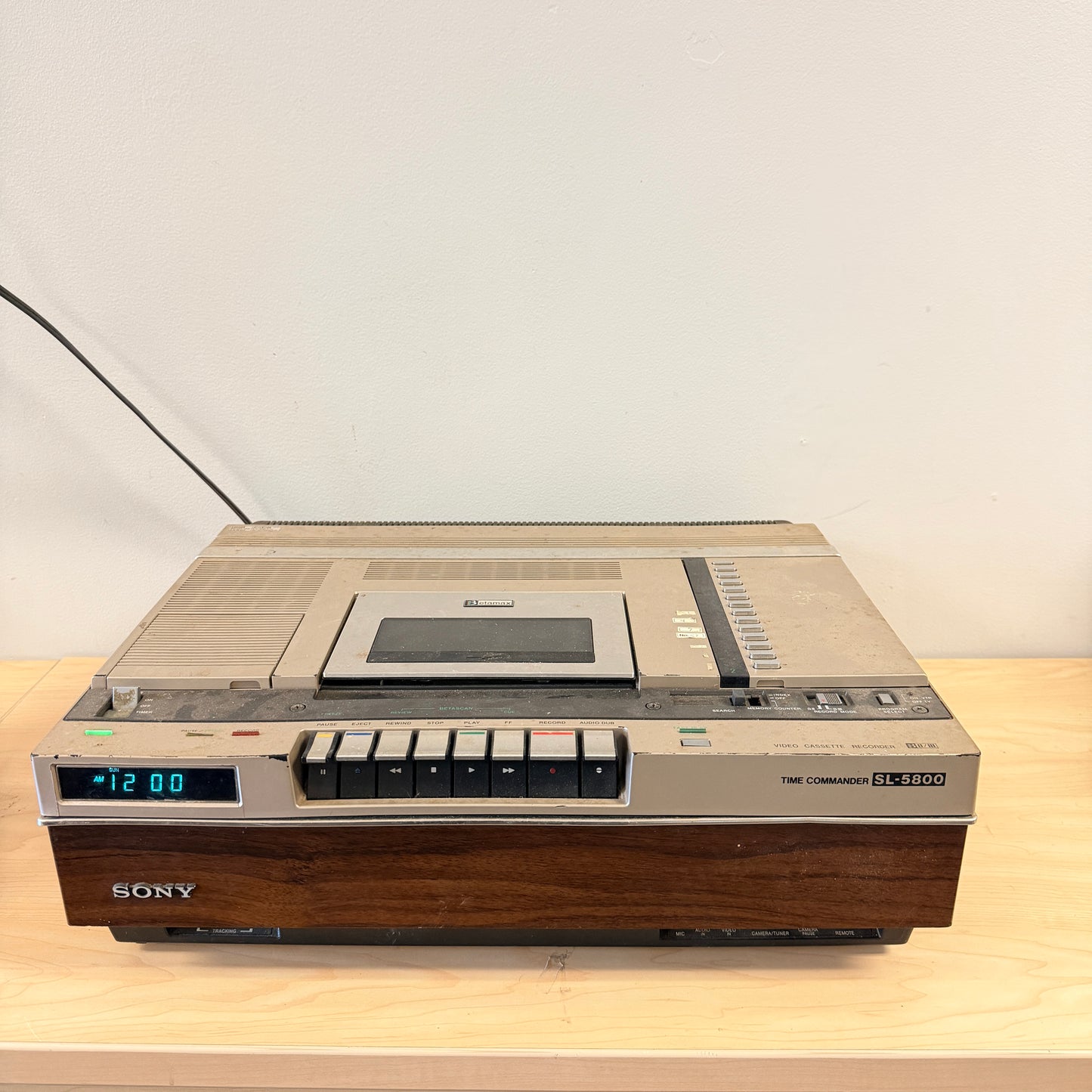 Sony SL-5800 Betamax VCR Time Commander - Powers On - FOR PARTS / REPAIR