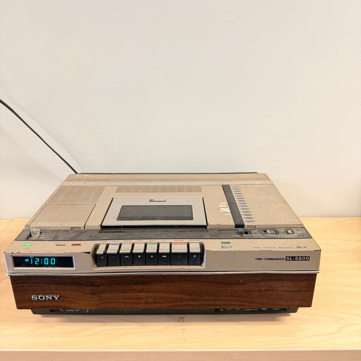 Sony SL-5800 Betamax VCR Time Commander - Powers On - FOR PARTS / REPAIR
