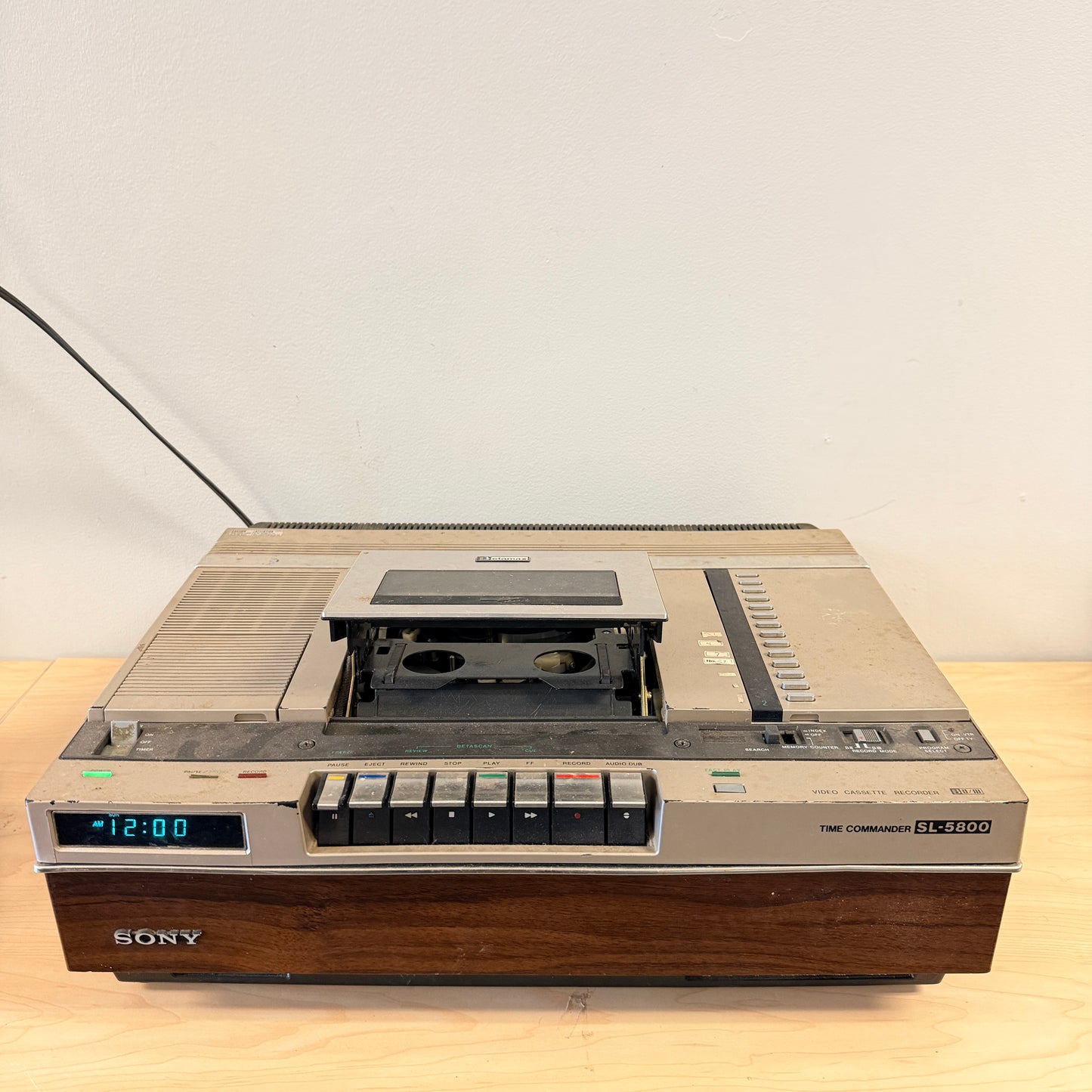 Sony SL-5800 Betamax VCR Time Commander - Powers On - FOR PARTS / REPAIR