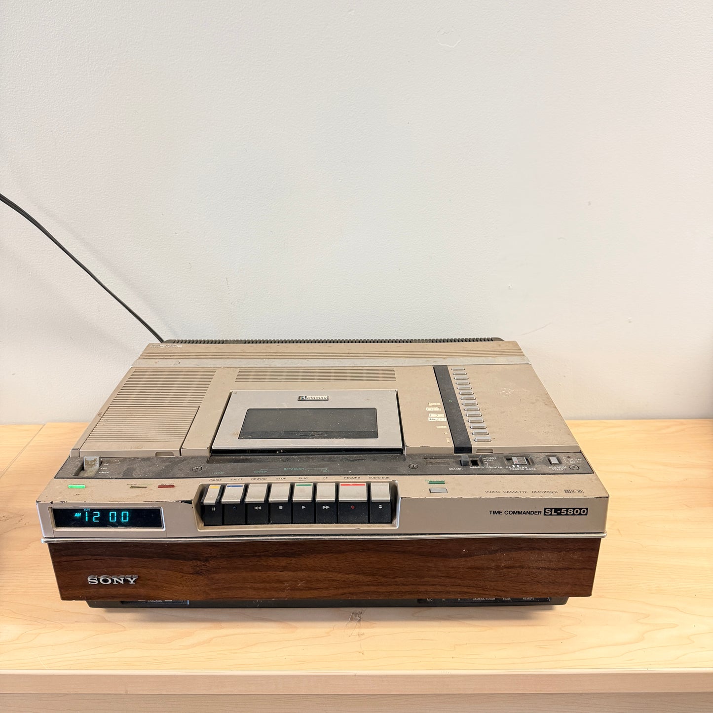 Sony SL-5800 Betamax VCR Time Commander - Powers On - FOR PARTS / REPAIR