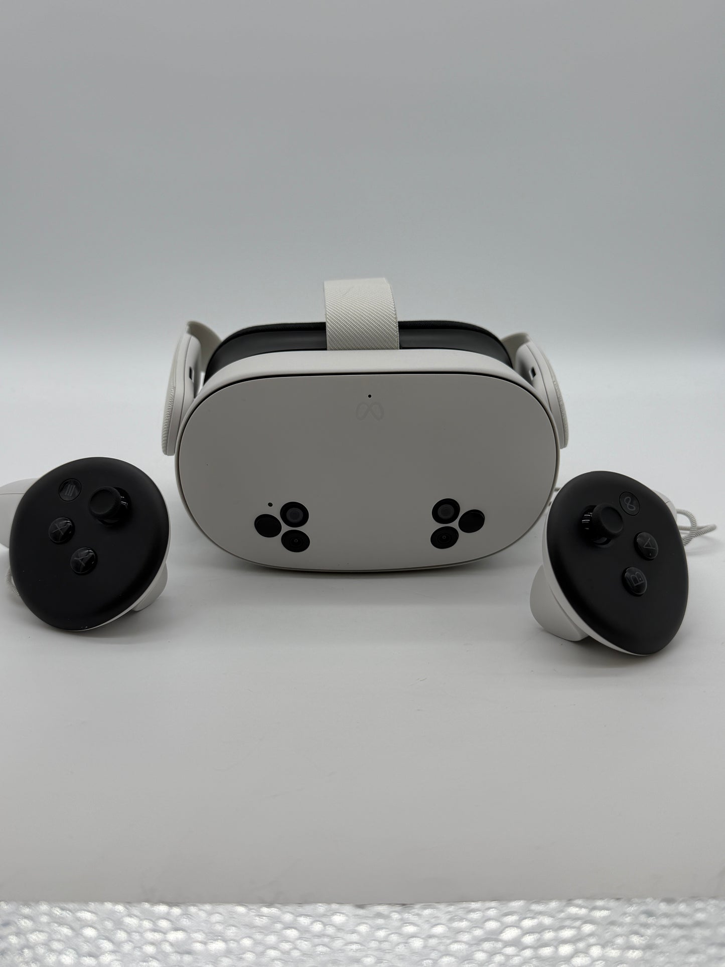 Oculus Quest 3S 128GB White Video Game System -