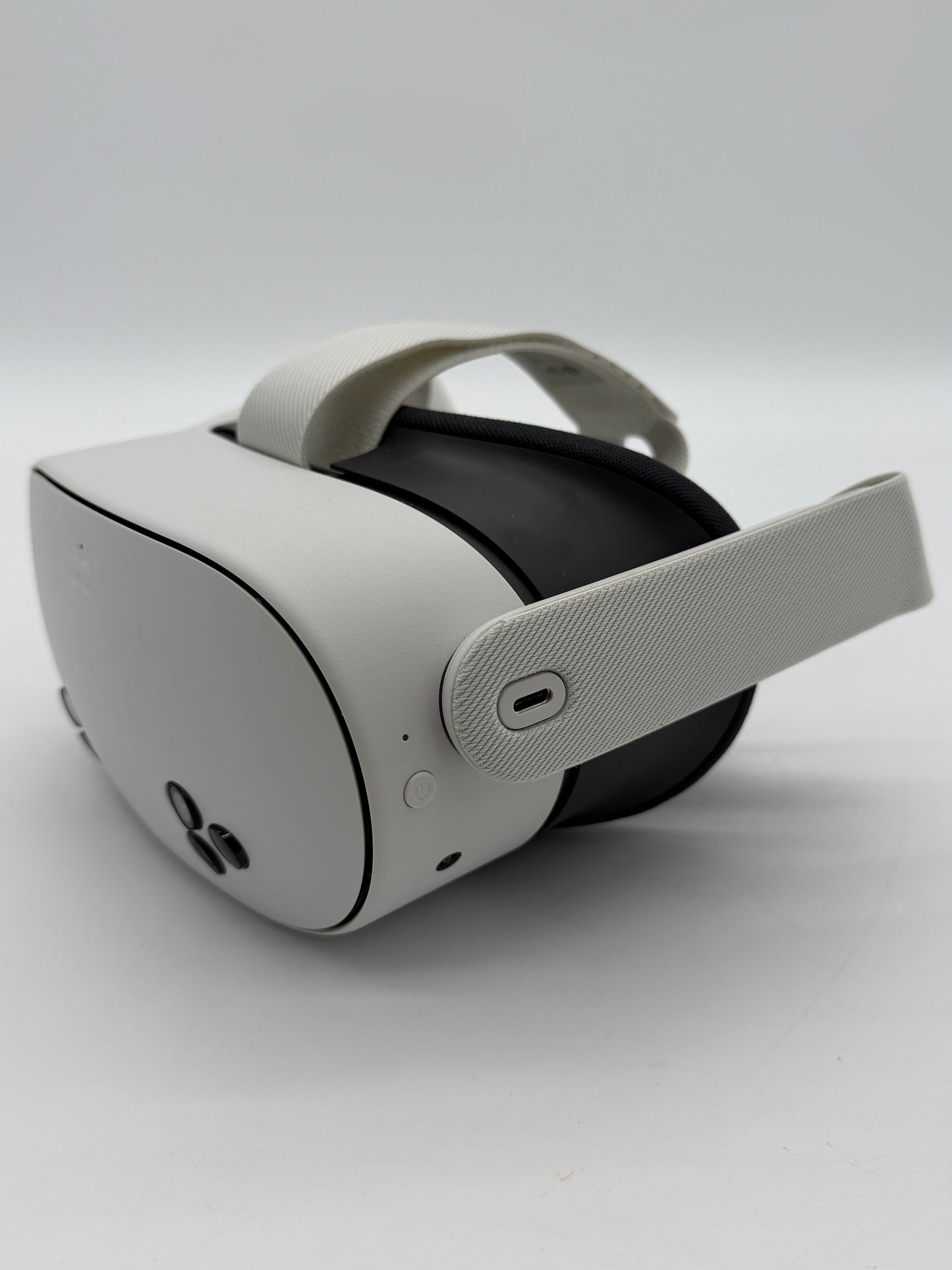 Oculus Quest 3S 128GB White Video Game System -