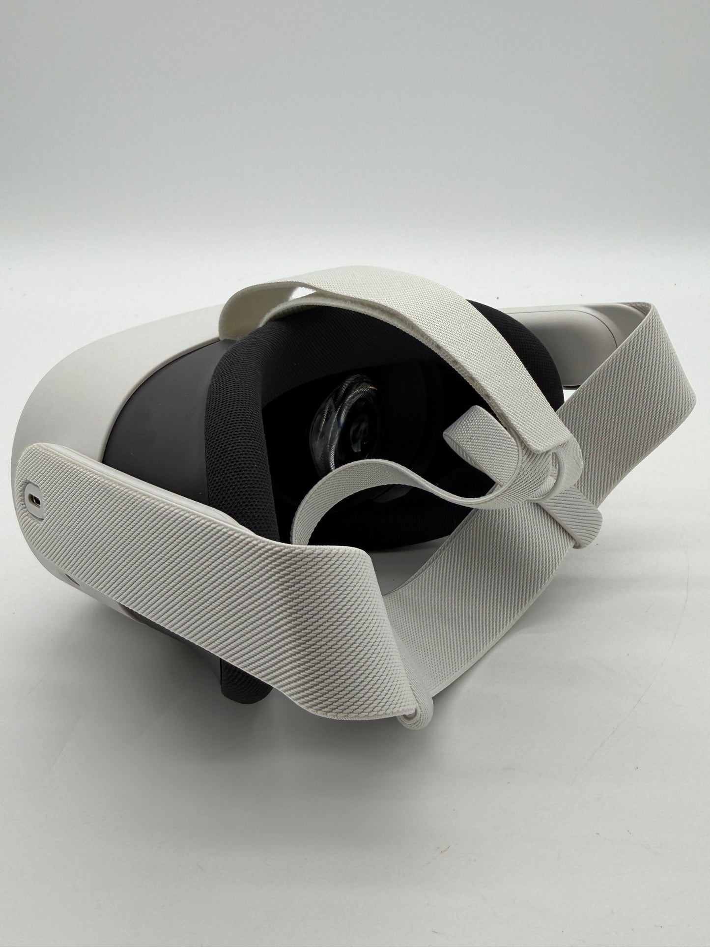 Oculus Quest 3S 128GB White Video Game System -