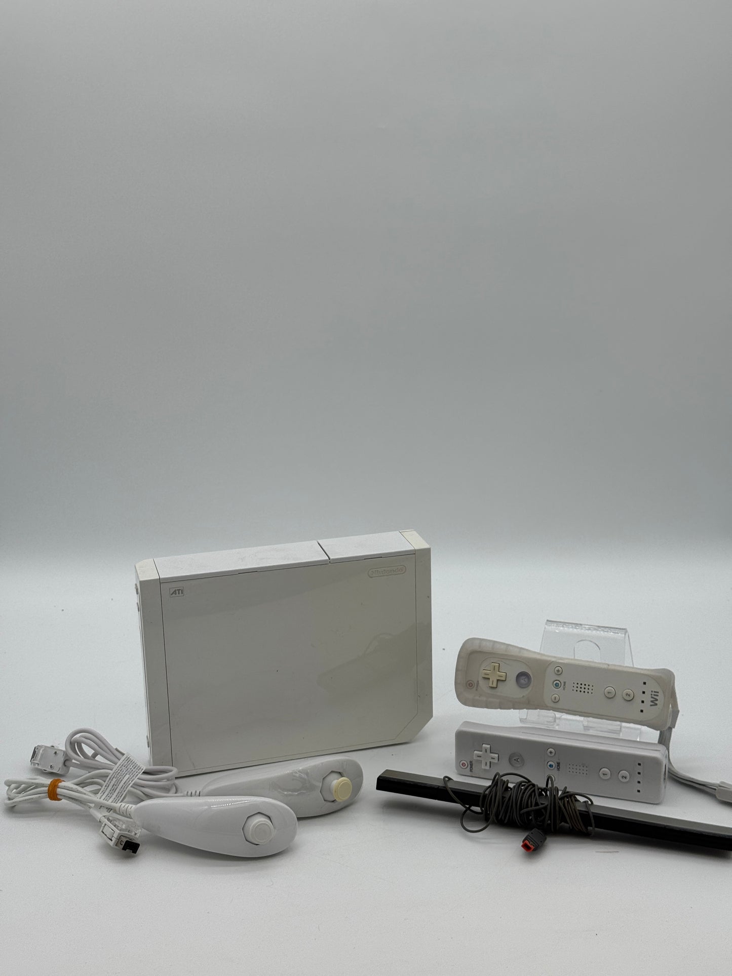 Nintendo Wii RVL-201 White Video Game System with 2 Controllers