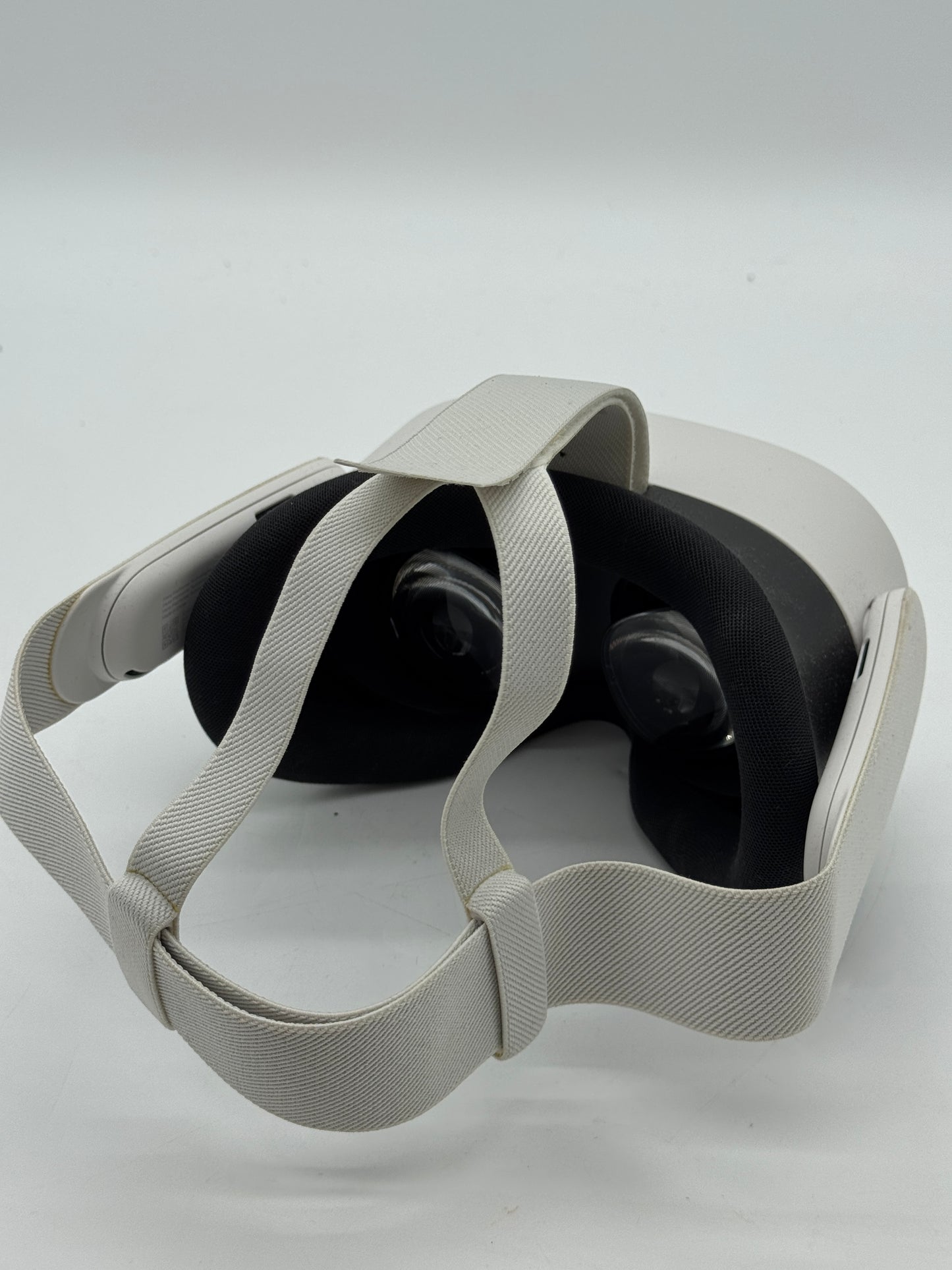 Oculus Quest 3S 128GB White Used Video Game System with 2 Controllers