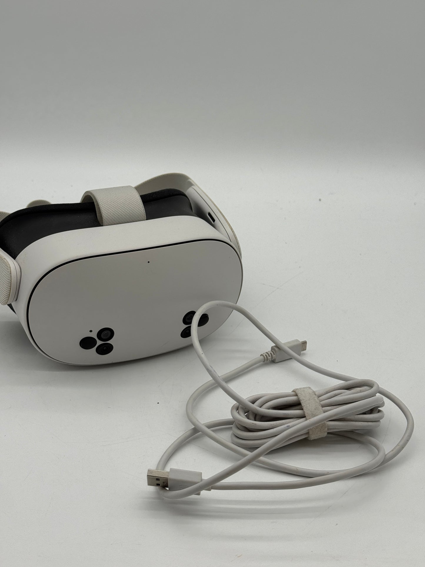 Oculus Quest 3S 128GB White Used Video Game System with 2 Controllers