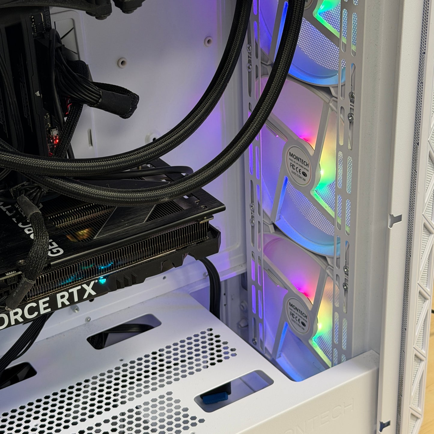 Gigabyte Aorus B650 Elite AX/&nbsp;AMD Ryzen 5 7600X3D 6-Core 12-Thread Socket AM5 CPU