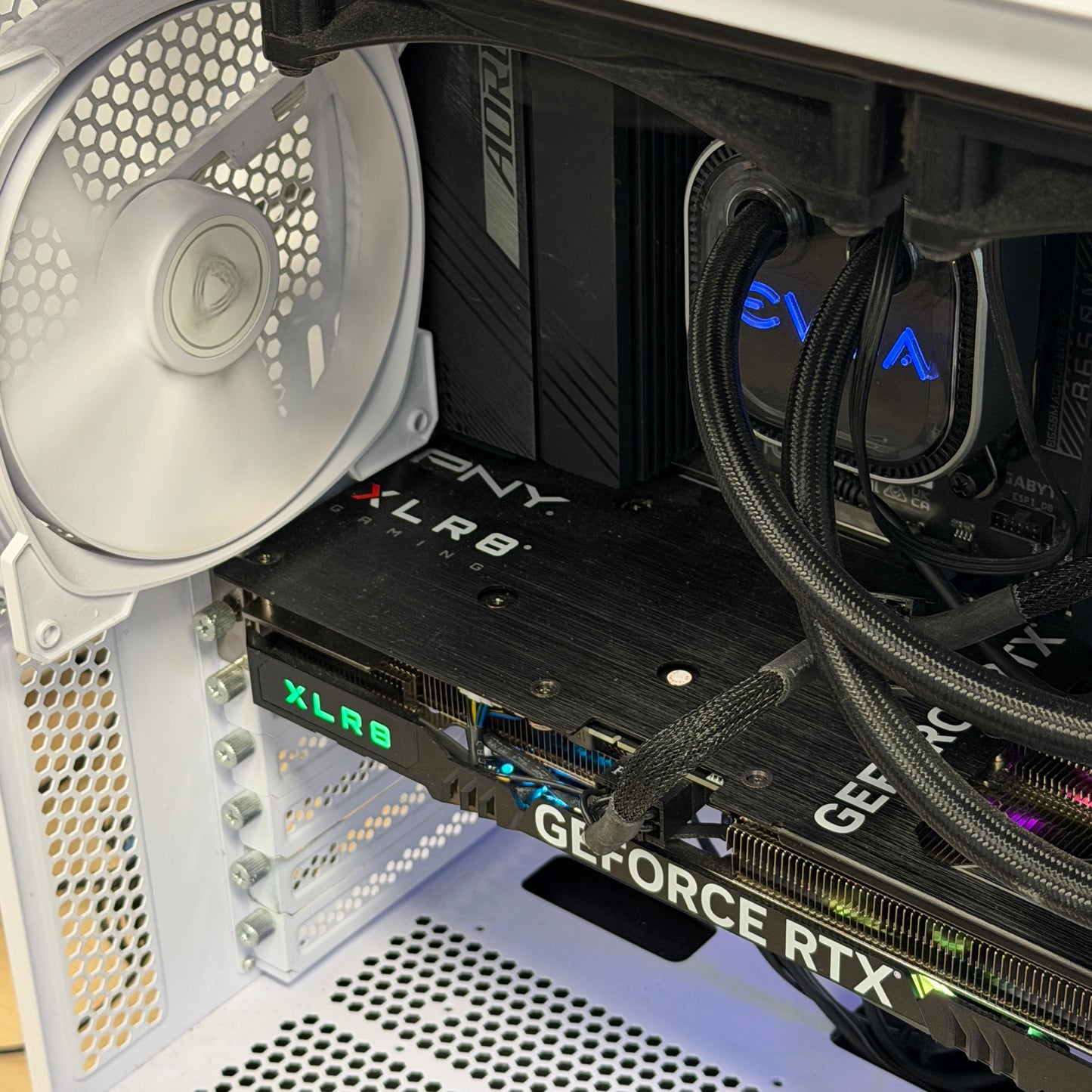 Gigabyte Aorus B650 Elite AX/&nbsp;AMD Ryzen 5 7600X3D 6-Core 12-Thread Socket AM5 CPU