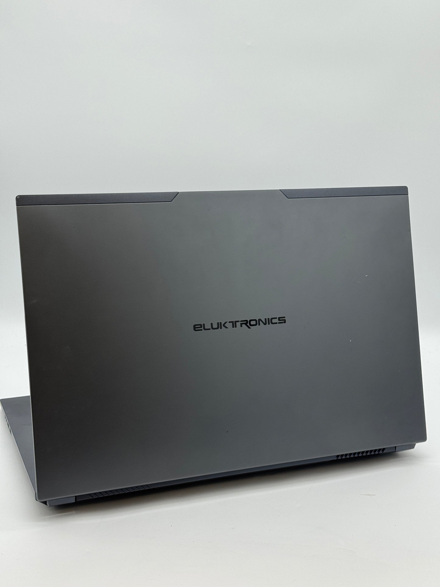 Eluktronics Electro Pro Notebook (N870HK) - 17-inch, Core i7, 16GB RAM, GTX 1050 Ti - Gray