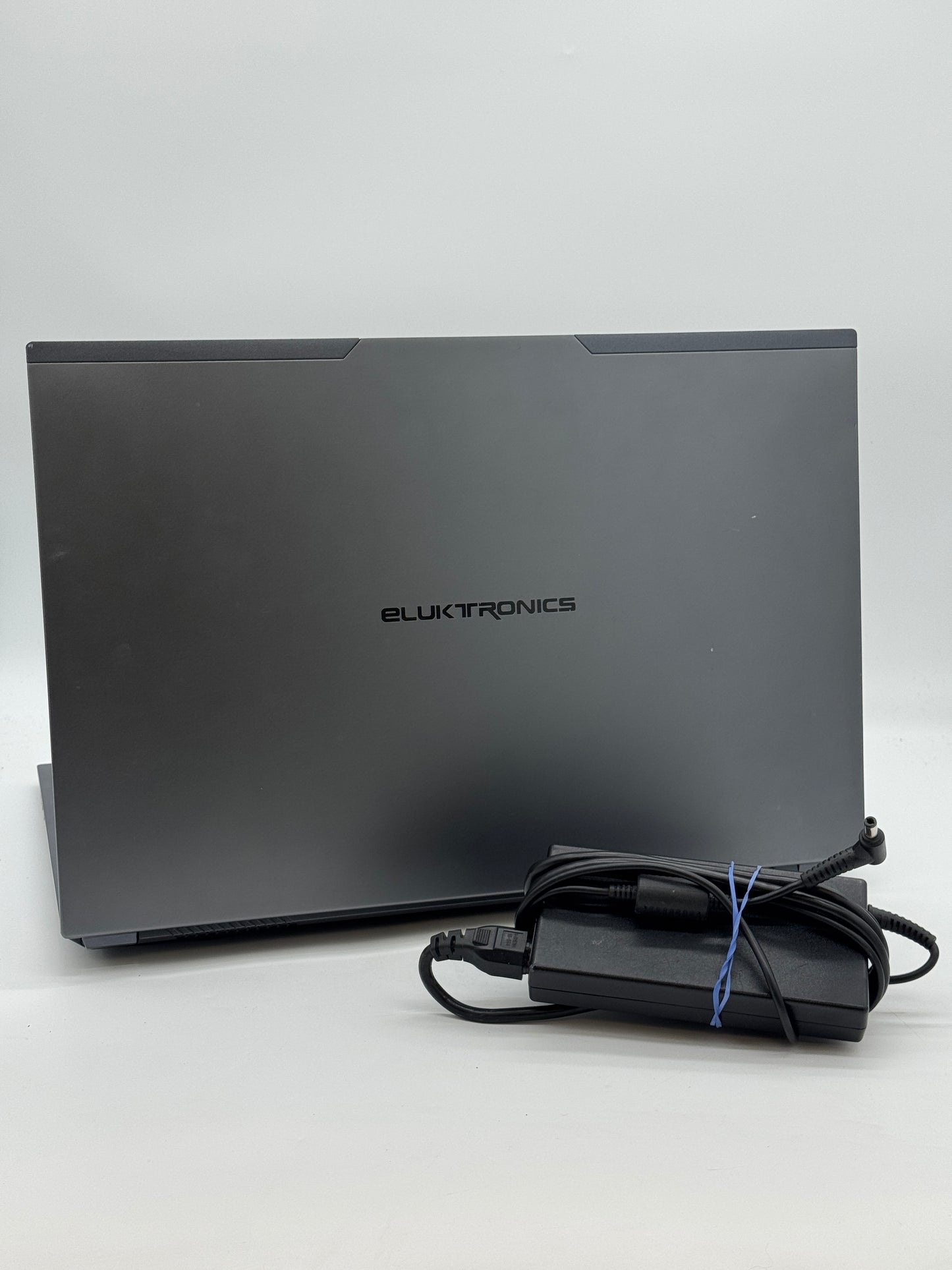 Eluktronics Electro Pro Notebook (N870HK) - 17-inch, Core i7, 16GB RAM, GTX 1050 Ti - Gray