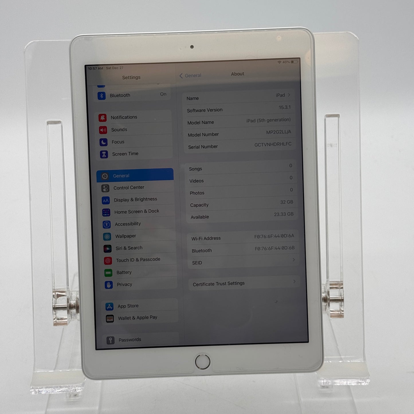 Apple iPad (5th Gen) A1822 - 32GB - 9.7" - WiFi - White