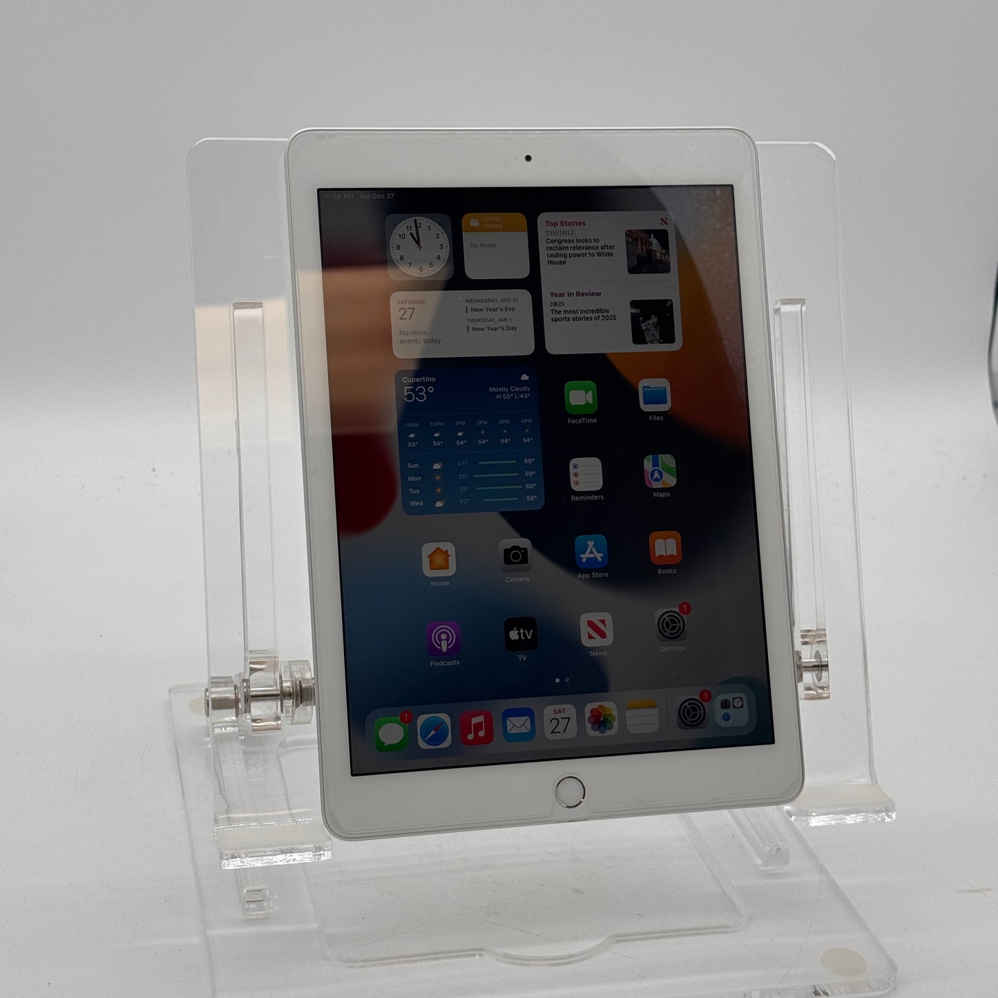Apple iPad (5th Gen) A1822 - 32GB - 9.7" - WiFi - White