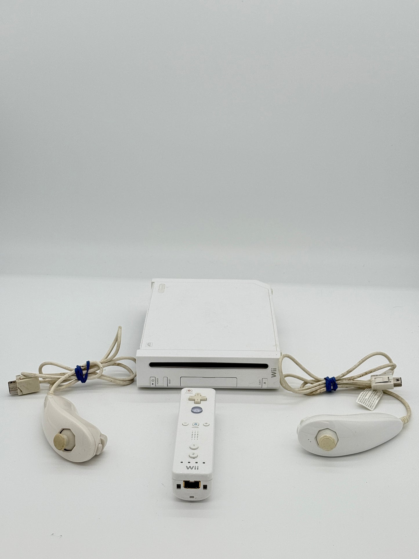 Nintendo Wii (RVL-001) 2006 - White Video Game System with Controller