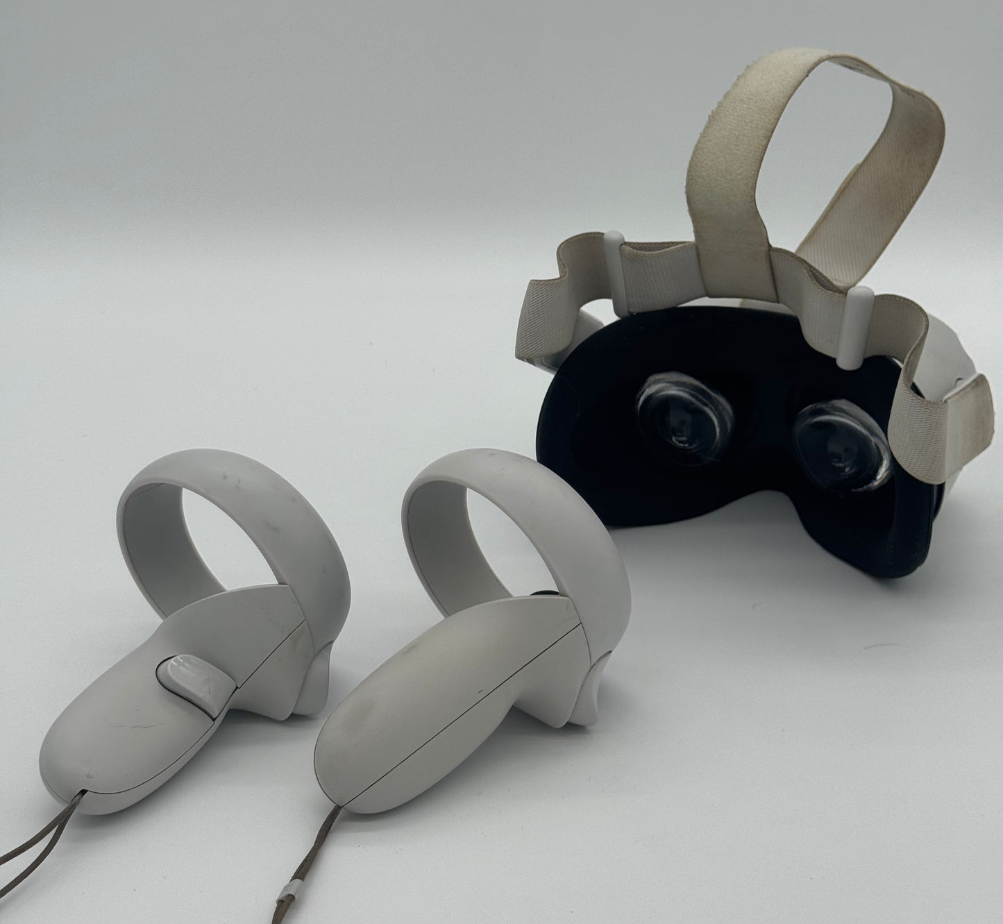 Meta Quest 2 128GB VR System / Left controller has stick drift