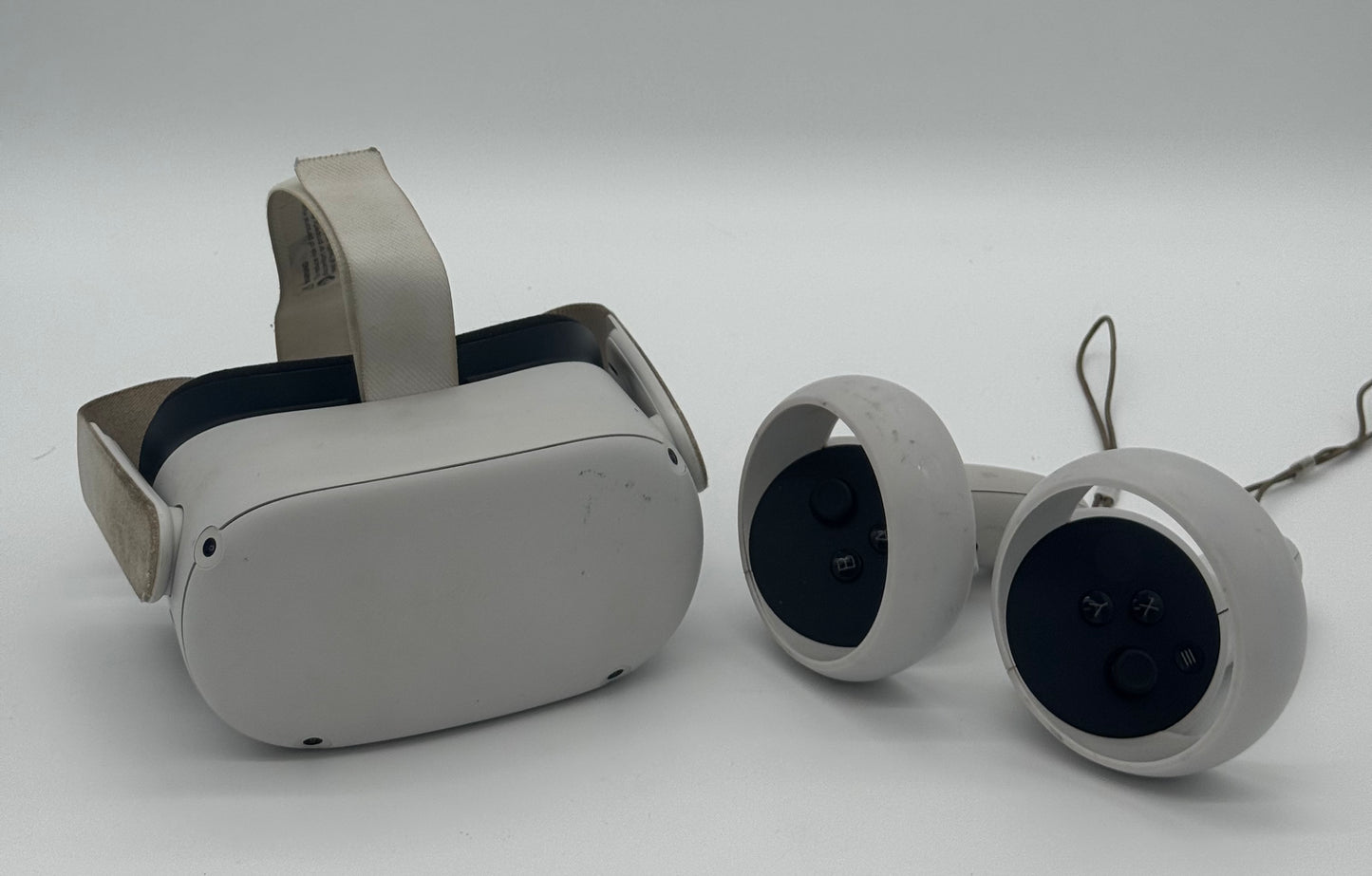 Meta Quest 2 128GB VR System / Left controller has stick drift