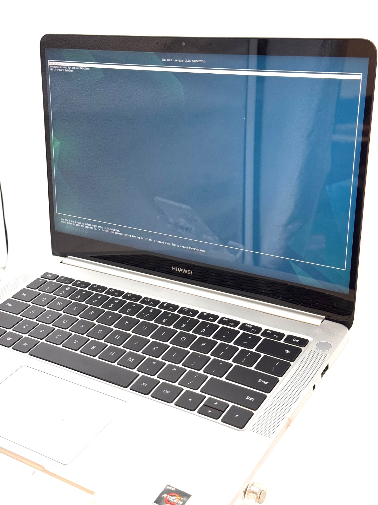 MateBook D Laptop AMD Ryzen 5 8GB RAM 256GB SSD